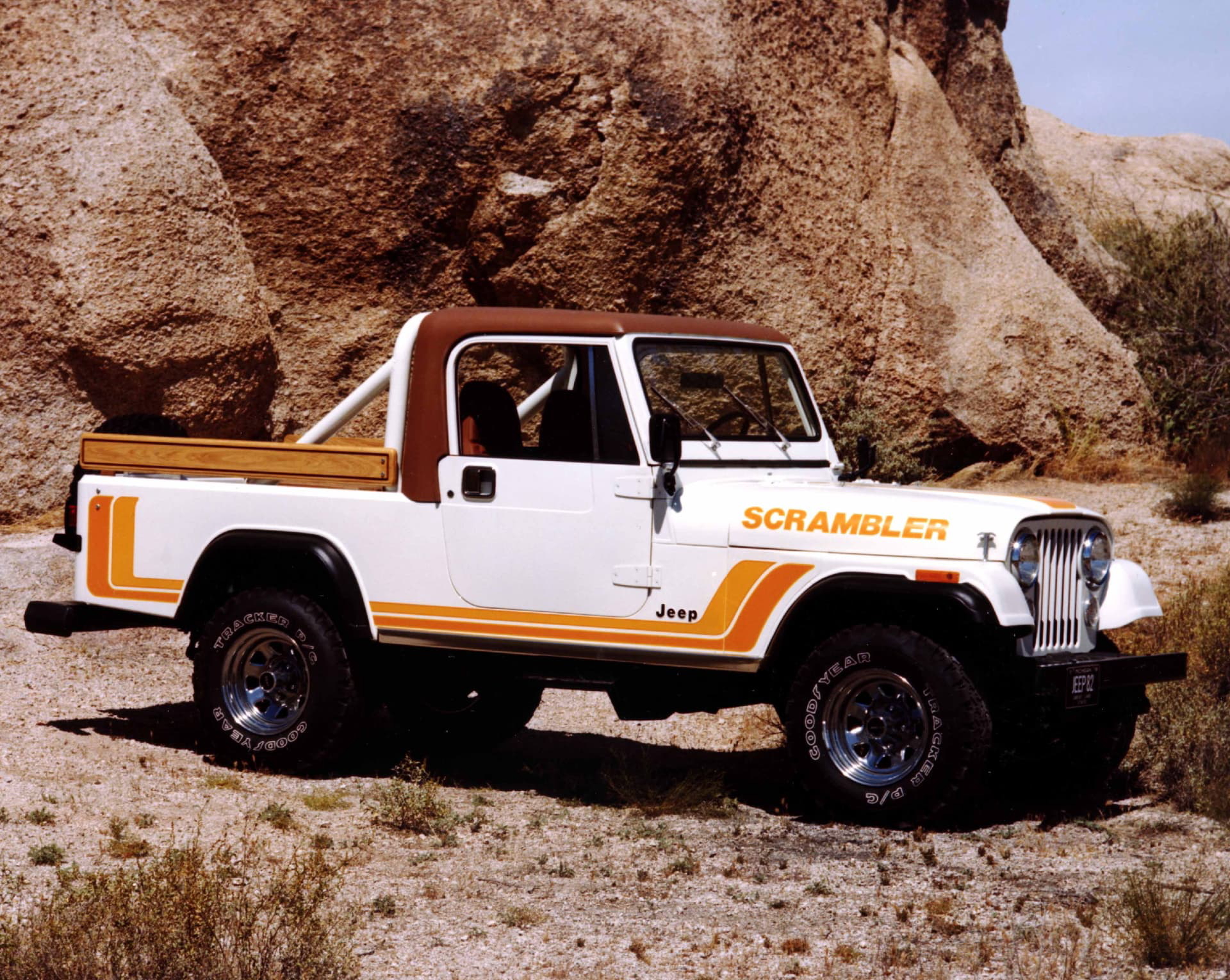 Vista lateral de un Jeep Gladiator vintage en terreno árido