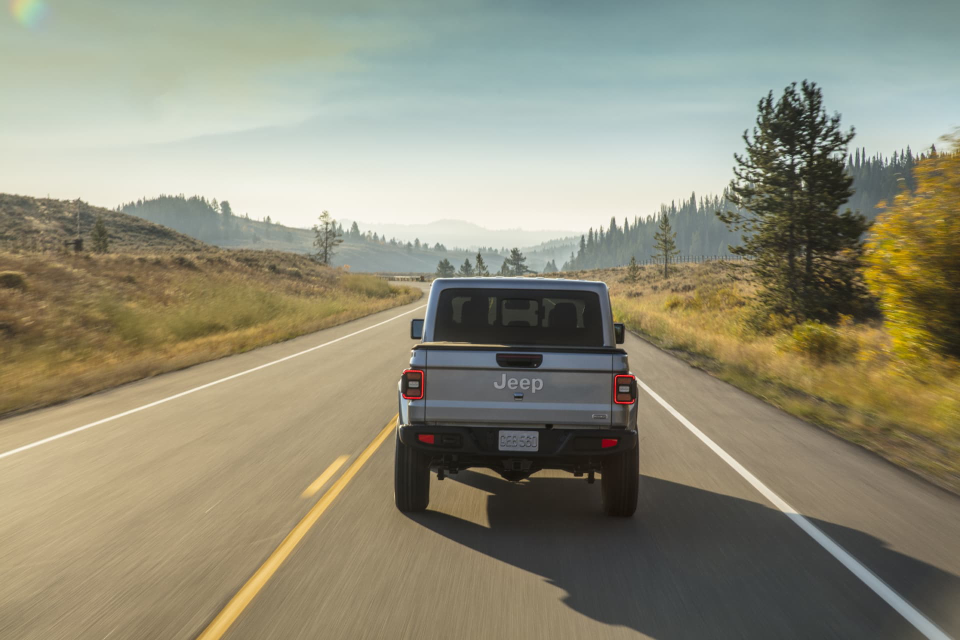 Vista trasera del Jeep Gladiator en carretera abierta, destacando su robustez.