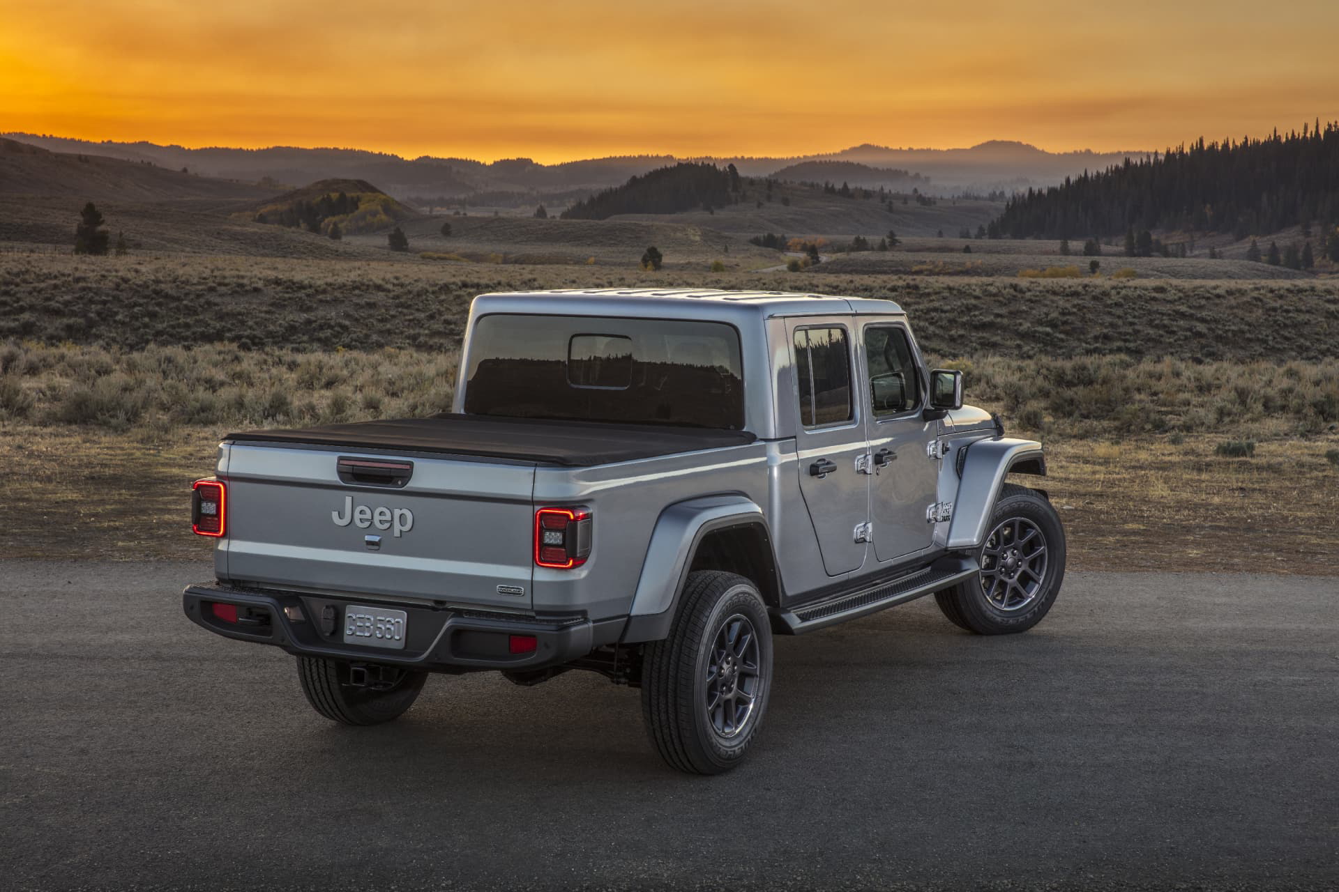Vista lateral y parcial delantera del Jeep Gladiator al atardecer.