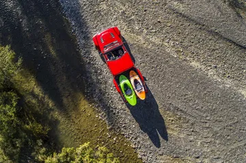 Vista aérea del Jeep Gladiator resaltando su diseño de techo y estructura lateral