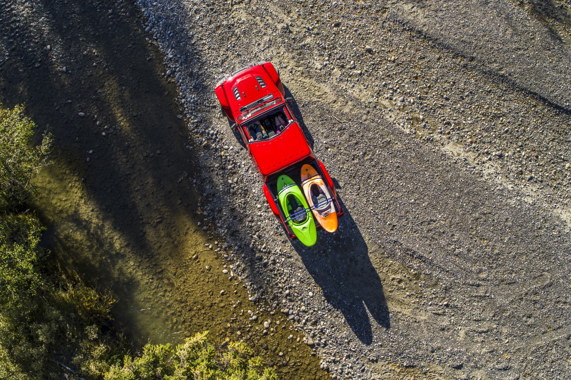 Vista aérea del Jeep Gladiator resaltando su diseño de techo y estructura lateral