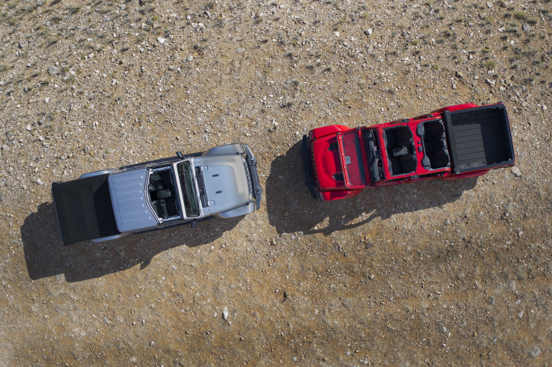 Vista aérea del Jeep Gladiator destacando su diseño de techo y la carrocera.