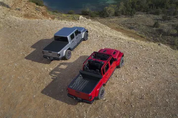 Vista aérea del Jeep Gladiator destacando su capacidad todoterreno