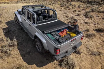 Vista aérea del Jeep Gladiator mostrando su versátil área de carga.