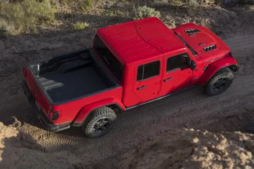 Vista aérea lateral que muestra el techo y la línea de diseño del Jeep Gladiator.