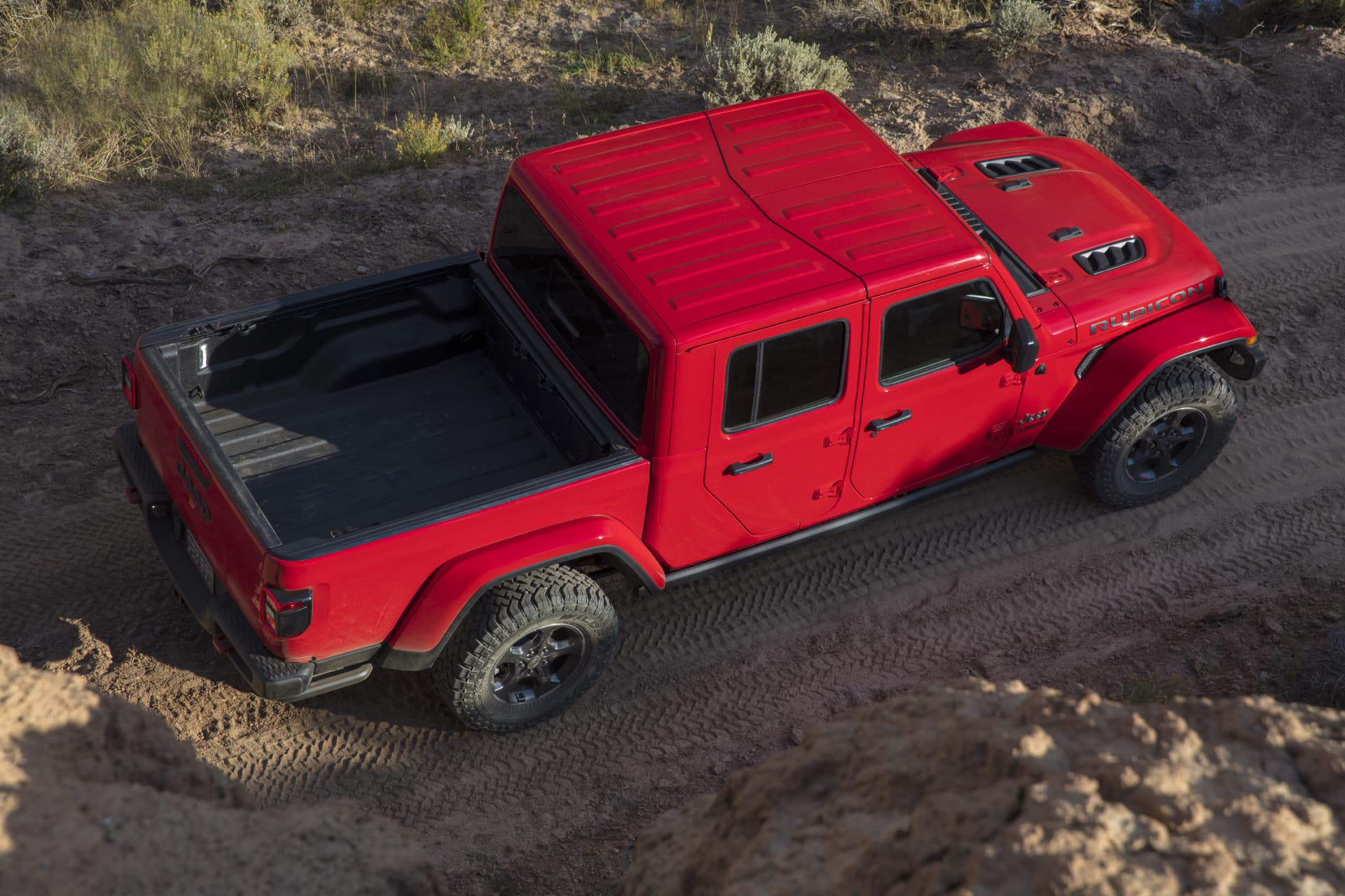 Vista aérea lateral que muestra el techo y la línea de diseño del Jeep Gladiator.