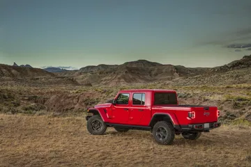 Perfil lateral del Jeep Gladiator mostrando su robustez y líneas estilizadas.