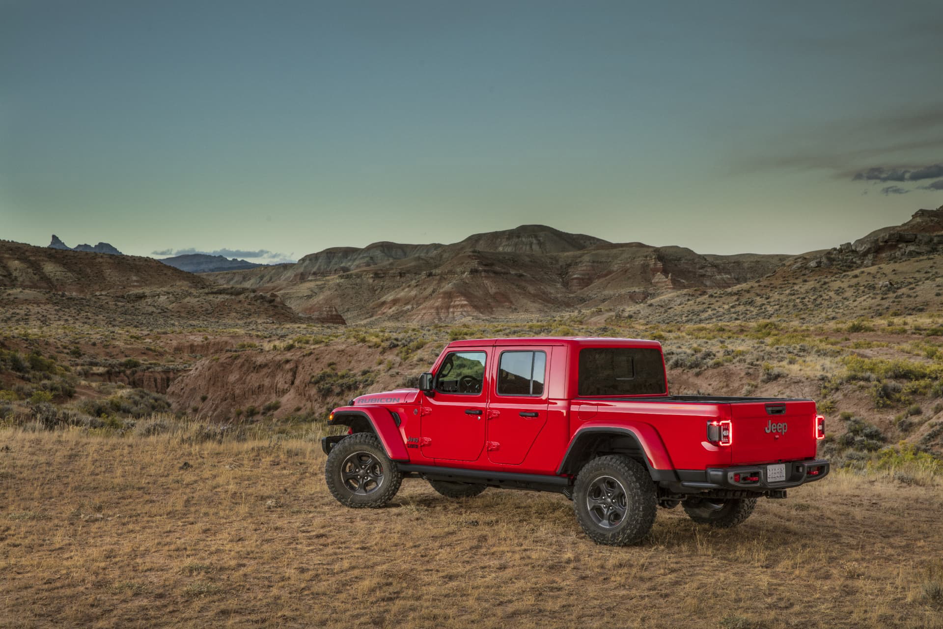 Perfil lateral del Jeep Gladiator mostrando su robustez y líneas estilizadas.