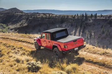 Jeep Gladiator mostrando su perfil lateral en entorno natural.