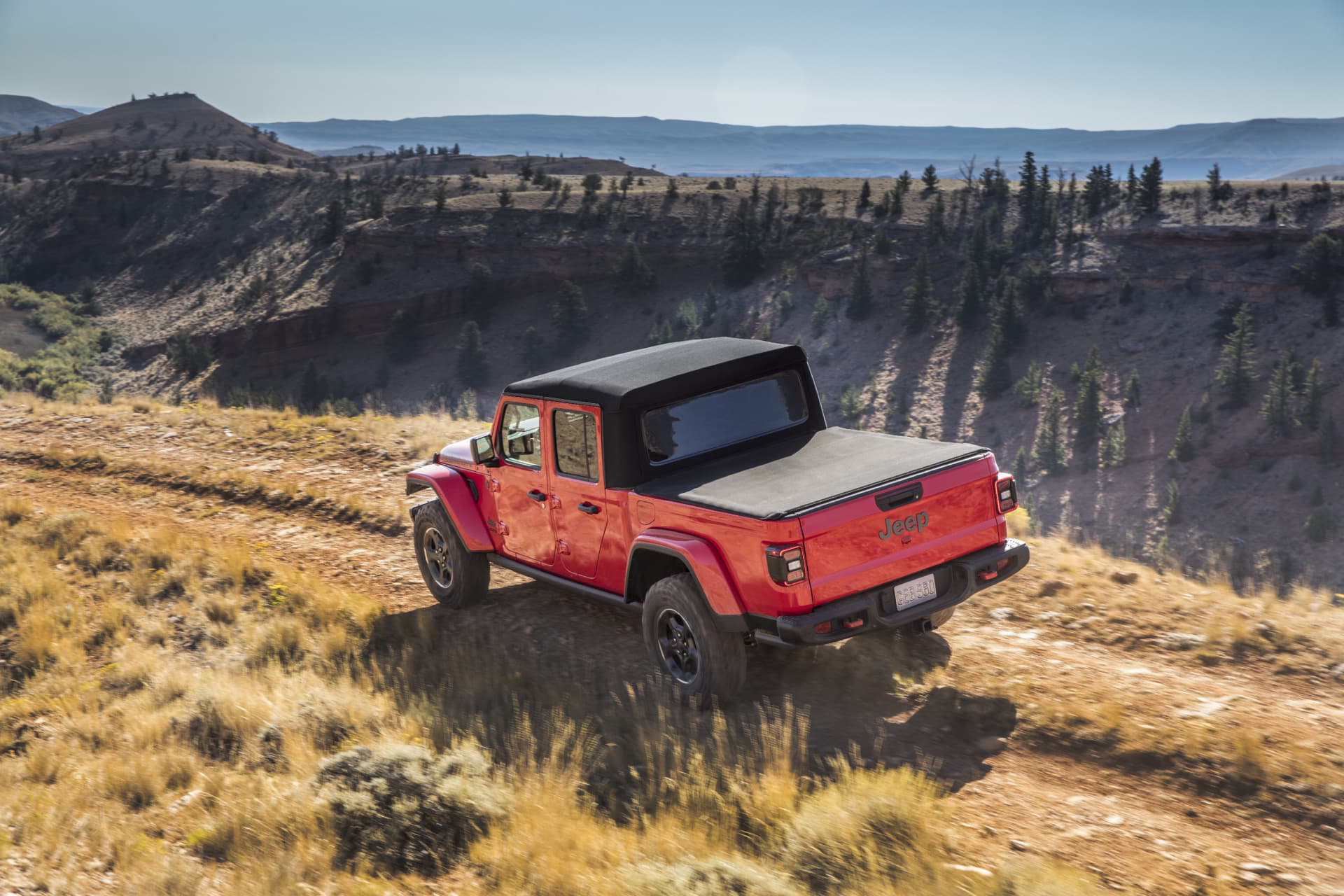Jeep Gladiator mostrando su perfil lateral en entorno natural.