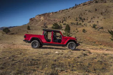 Vista lateral Jeep Gladiator mostrando su diseño robusto y versátil.