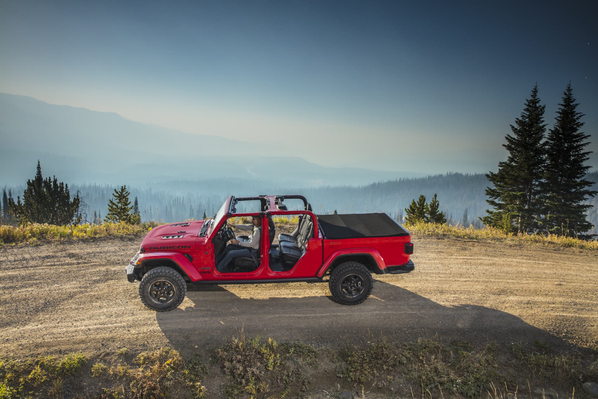 Vista lateral del Jeep Gladiator ofreciendo una perspectiva completa del diseño.