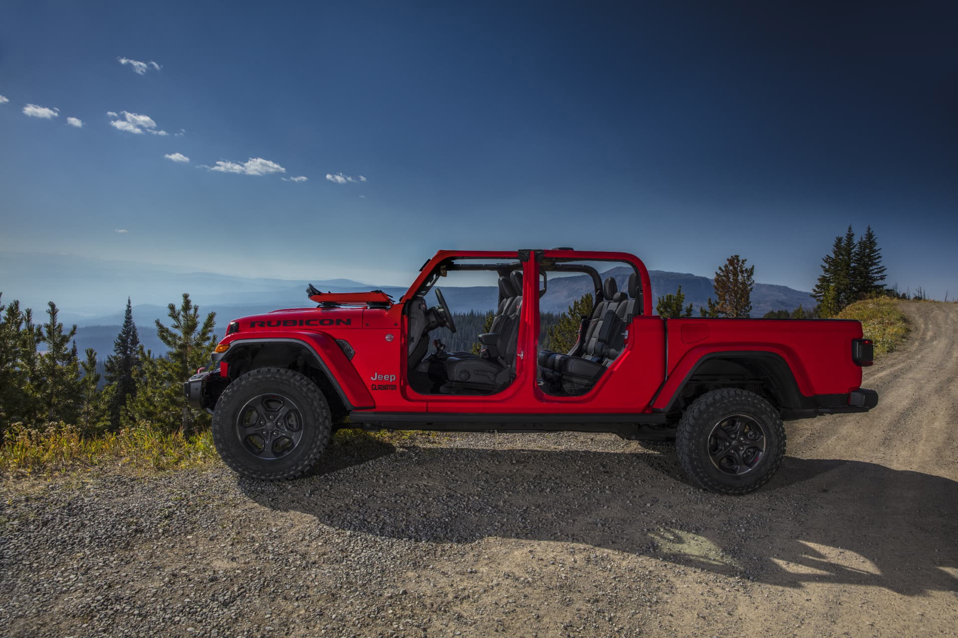 Vista lateral del Jeep Gladiator en un entorno al aire libre, mostrando su perfil robusto.