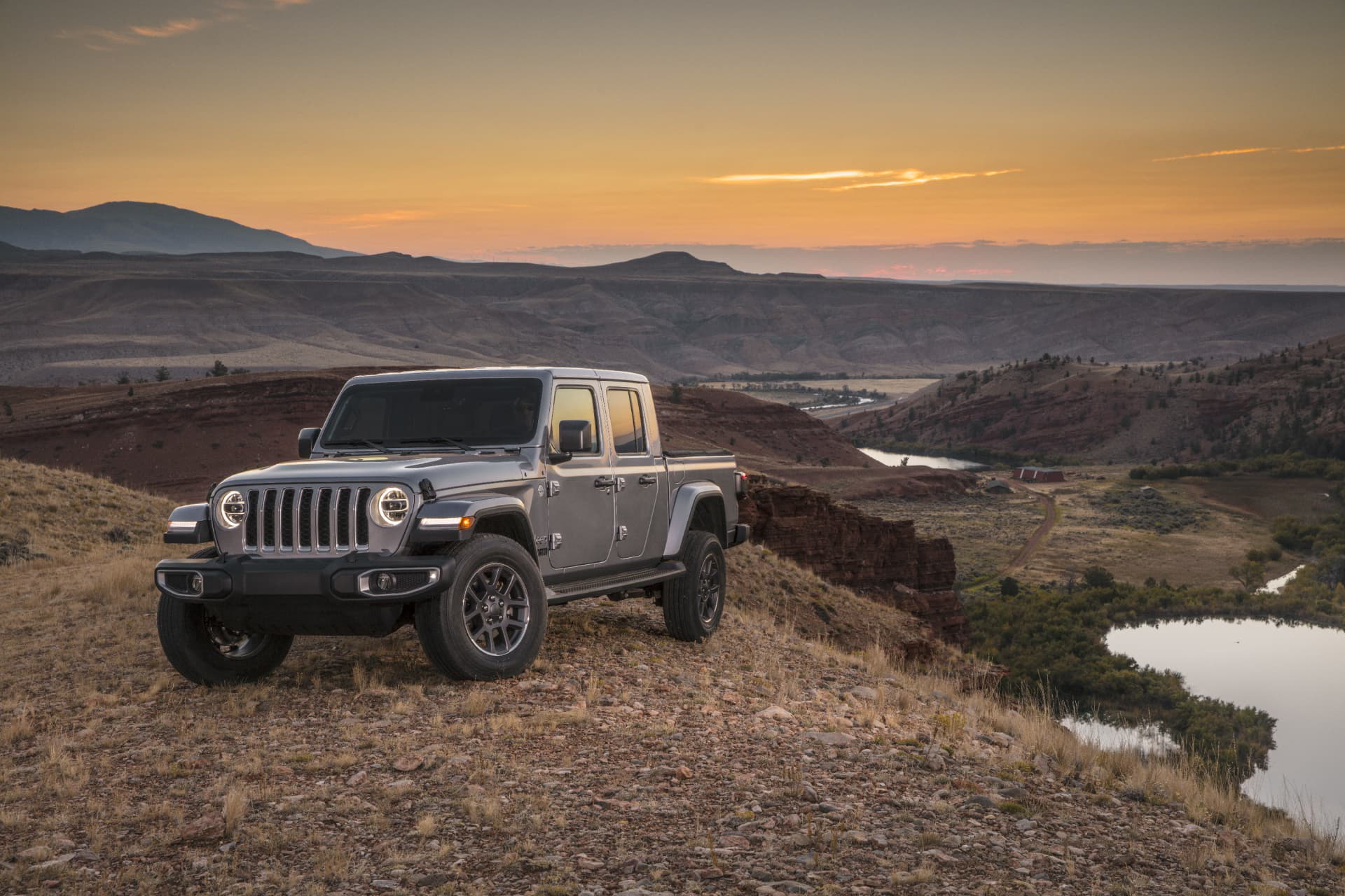 Vista lateral del Jeep Gladiator en entorno natural al atardecer.