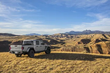 Vista lateral del Jeep Gladiator en un entorno off-road.