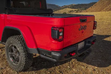 Vista trasera y lateral del Jeep Gladiator, destacando su robustez.