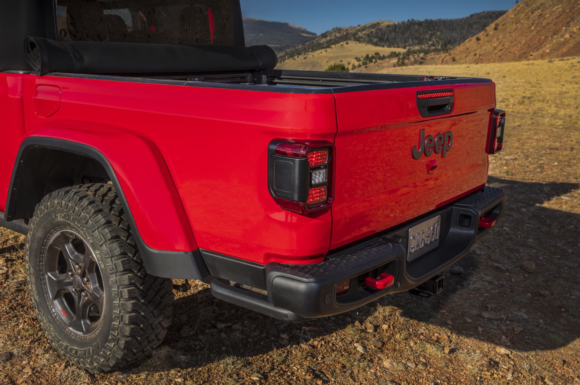 Vista trasera y lateral del Jeep Gladiator, destacando su robustez.