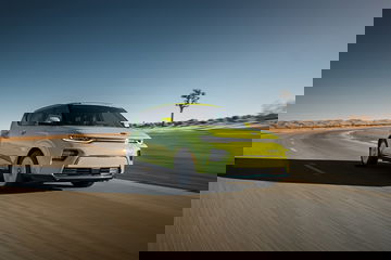 Vista dinámica del Kia e-Soul mostrando su perfil y frontal en movimiento.