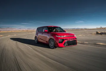 Vista lateral del Kia e-Soul mostrando su diseño dinámico y moderno.