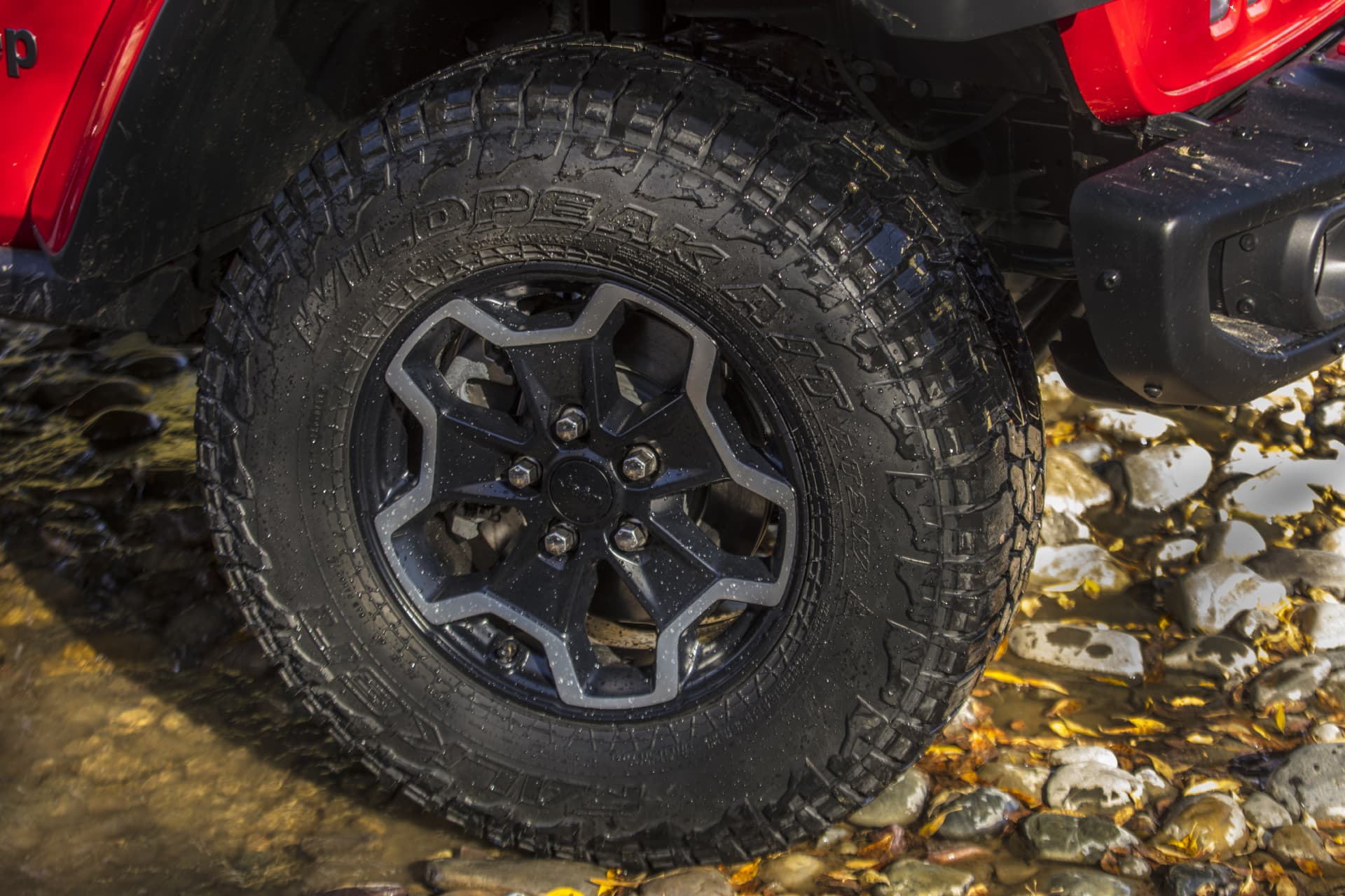 Vista cercana de la llanta del Jeep Gladiator, destacando su diseño todoterreno.