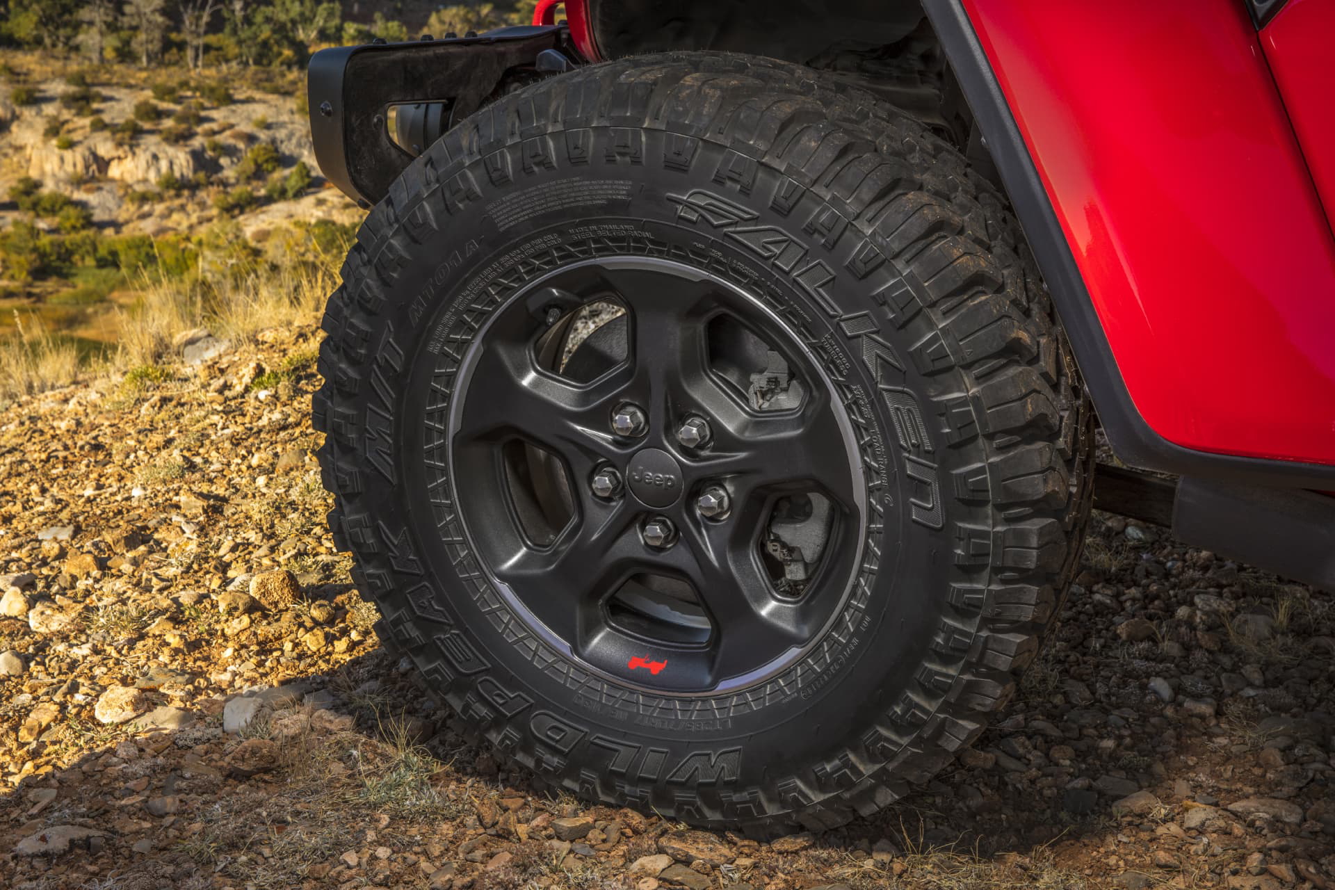 Imagen de la rueda robusta de un Jeep Gladiator, enfocando el agarre y diseño para terrenos difíciles.