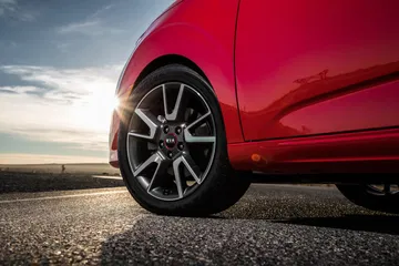 Rueda y parte lateral del Kia e-Soul bajo luz del atardecer