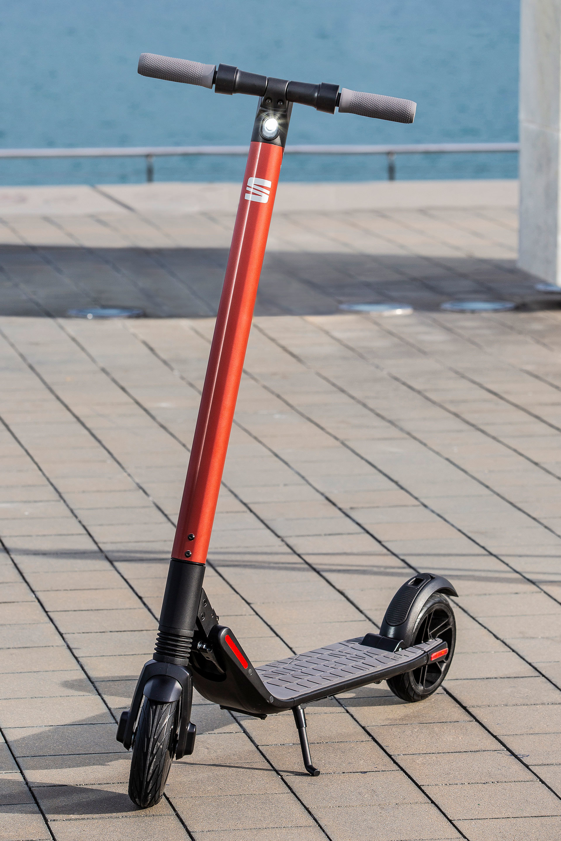 Samuel impresión Prosperar El patinete eléctrico de SEAT tiene un precio de 599 euros y al patinete de  Xiaomi en el punto de mira | Diariomotor