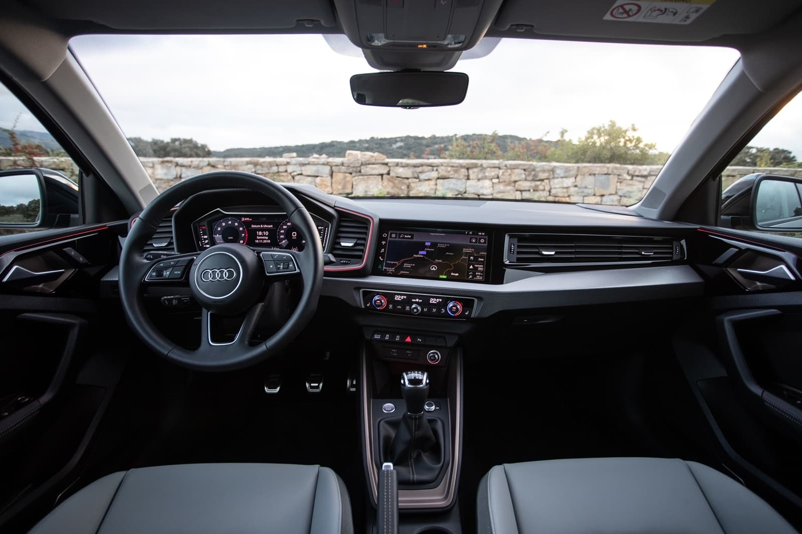 Vista frontal del habitáculo, destacando el volante y consola central del Audi A1.