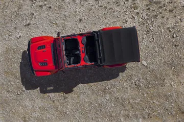 Vista aérea del Jeep Gladiator destacando su techo desmontable.