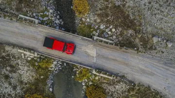 Jeep Gladiator capturado desde el aire mostrando su techo y entorno natural.