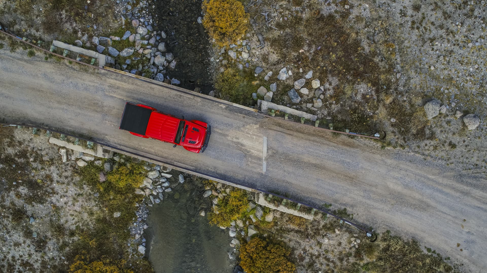 Jeep Gladiator capturado desde el aire mostrando su techo y entorno natural.