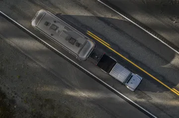 Una imagen aérea del Jeep Gladiator revelando su imponente techo y estructura.
