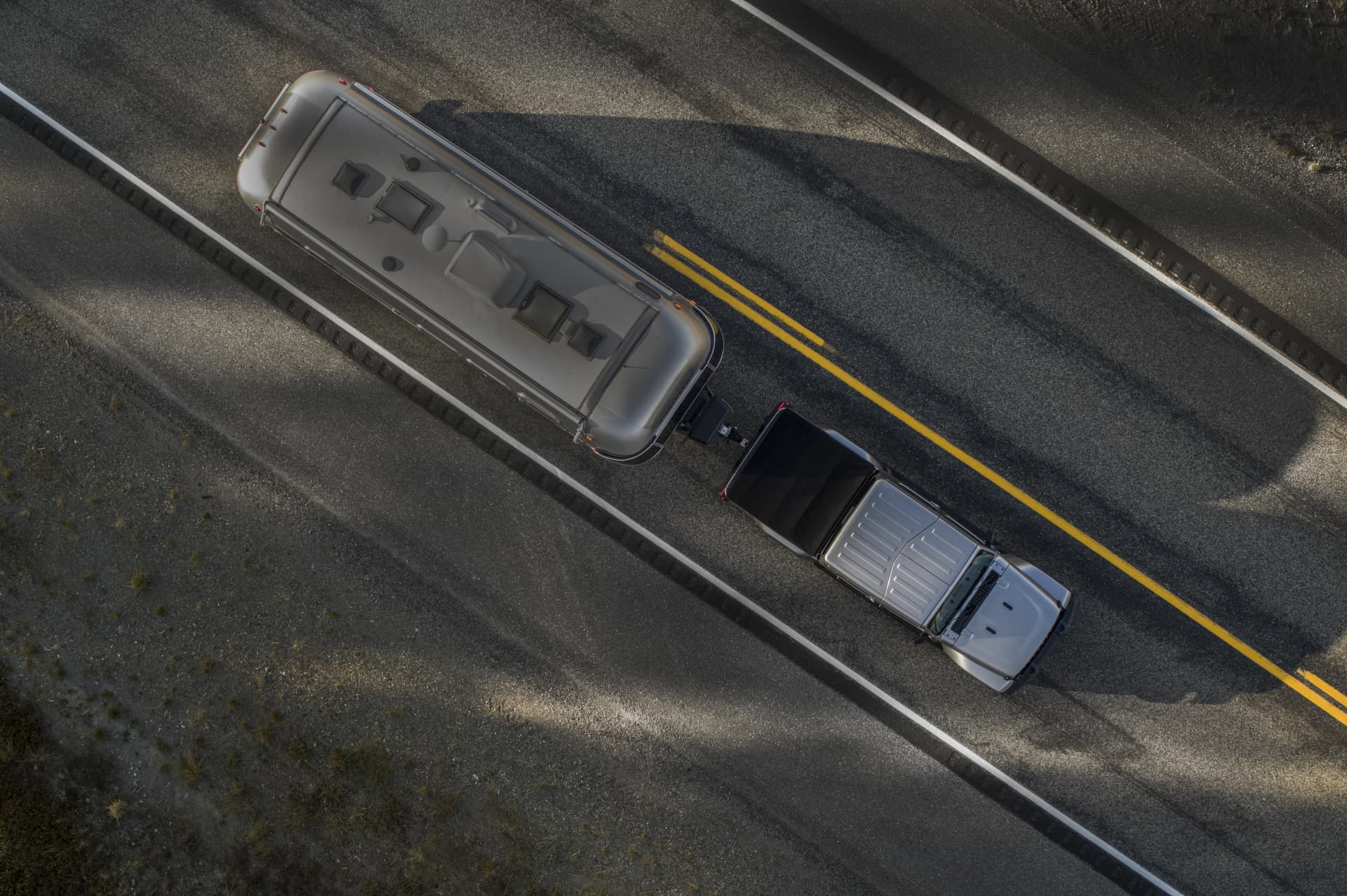 Una imagen aérea del Jeep Gladiator revelando su imponente techo y estructura.