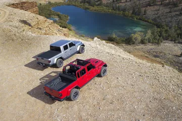 Vista aérea destacando la versatilidad del Jeep Gladiator en terreno off-road