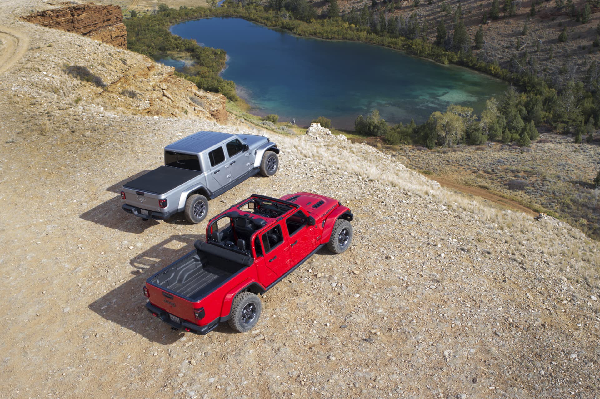 Vista aérea destacando la versatilidad del Jeep Gladiator en terreno off-road