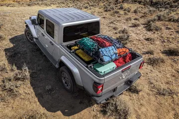 Vista aérea del Jeep Gladiator con equipaje en la batea, mostrando su funcionalidad y espacio.