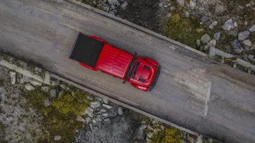 Vista aérea que capta la robustez y diseño del techo del Jeep Gladiator.