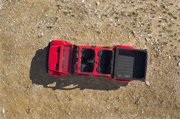 Vista aérea del Jeep Gladiator con techo extraíble desmontado.