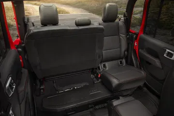 Asientos traseros Jeep Gladiator con acabado robusto y textil premium.