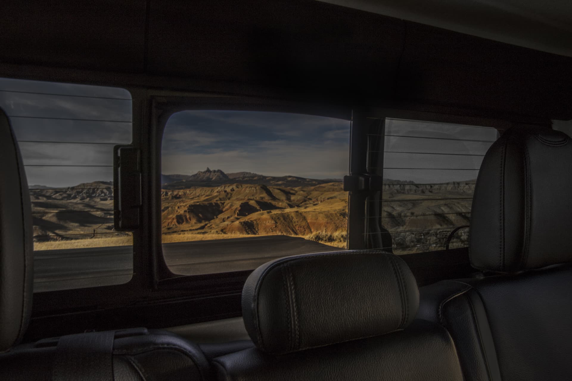 Un vistazo a través de las ventanas laterales del Jeep Gladiator.