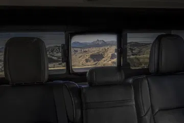 Amplia visión de los asientos traseros del robusto Jeep Gladiator.
