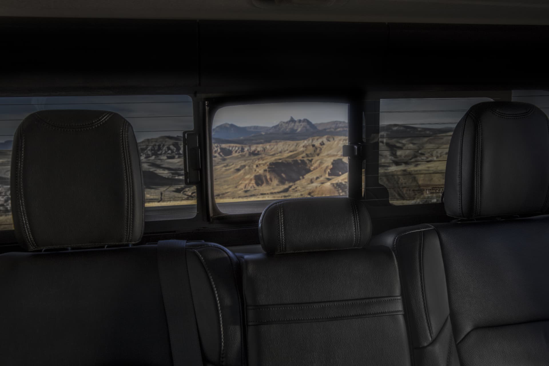 Amplia visión de los asientos traseros del robusto Jeep Gladiator.