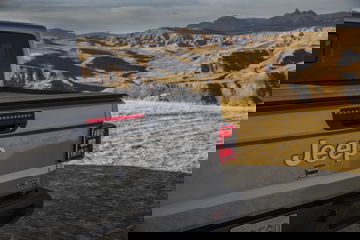 Vista de la zona trasera del Jeep Gladiator, mostrando robustez y diseño utilitario