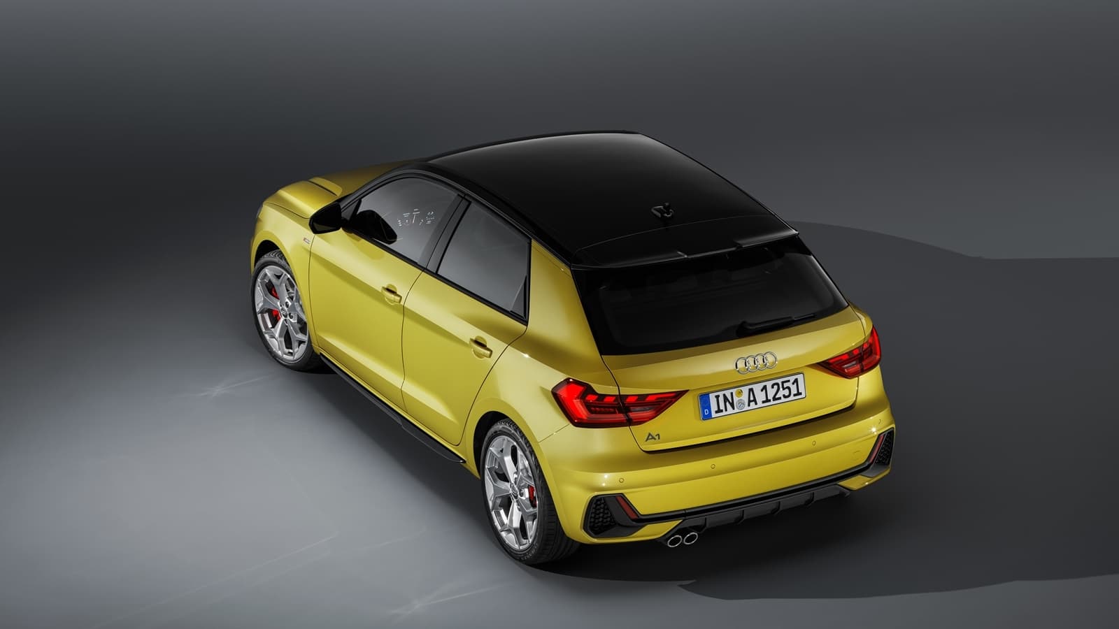 Audi A1 con una perspectiva que destaca su diseño de techo y zaga.