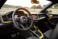 Volante e instrumentación digital Audi A1, con detalles en amarillo.