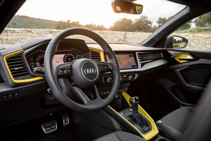 Volante e instrumentación digital Audi A1, con detalles en amarillo.