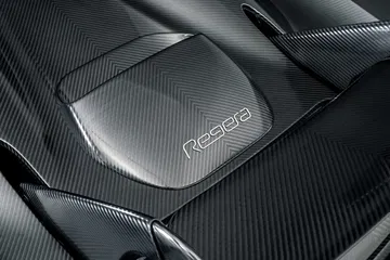 Vista cercana de los acabados y el distintivo “Regera” en el interior.