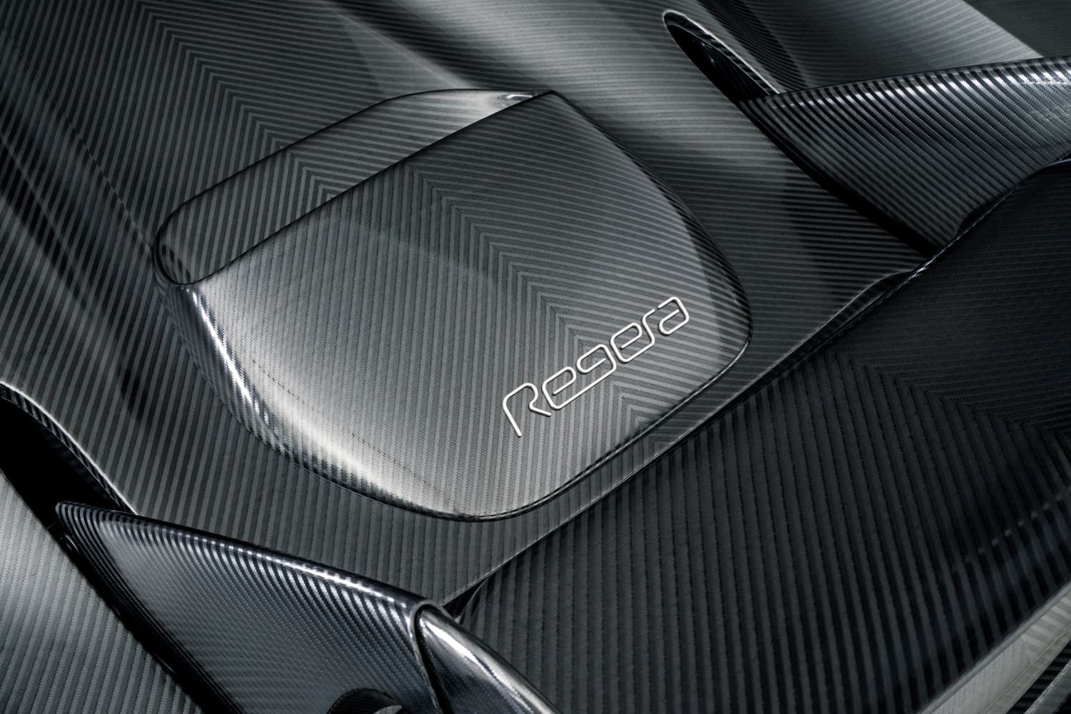 Vista cercana de los acabados y el distintivo “Regera” en el interior.