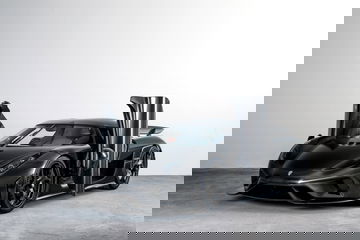 Vista lateral del Koenigsegg Regera con puertas tipo ala de gaviota abiertas