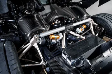 Vista detallada del imponente motor del Koenigsegg Regera. Vista detallada del imponente motor del Koenigsegg Regera.